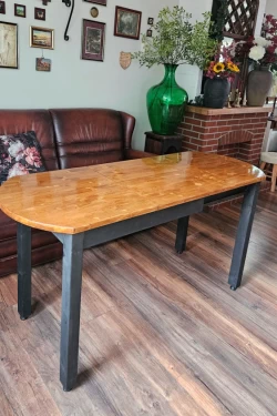 houten uitschuifbare eettafel wanneer deze uitgeschoven is